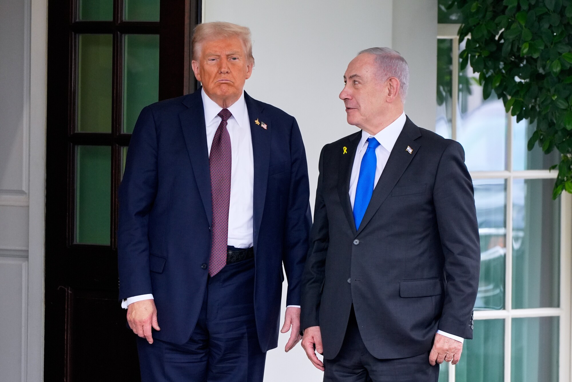 Le président Donald Trump salue le Premier ministre israélien Benjamin Netanyahu